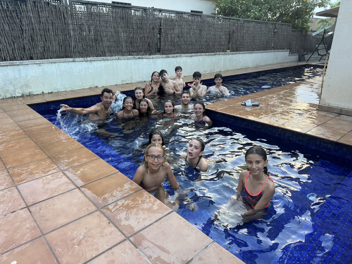 Cerramos temporada corriendo y en mi piscina ¡ya es tradición!, orgulloso de mi equipo porque nuestro mayor éxito es sufrir, cuidarnos y disfrutar juntos, definición de ser UN EQUIPO.

Temporada absolutamente inolvidable! Gracias de corazón, os quiero muchísimo Everest!! 💙⛰️✨