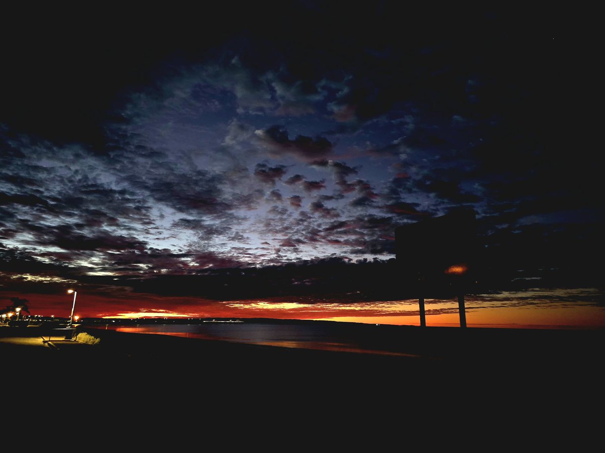 SMikic13's tweet photo. Red sky morning 🌄 ✨️
#Ride2Work #Whyalla #SouthAustralia #Cycleinstead #EyrePeninsula #barngarlacountry #cyclelife #Bombtrack #photography #samsunggalaxy #unearthwhyalla #lovewhyalla #sunrise #Strava https://t.co/2UG1WAmpRX