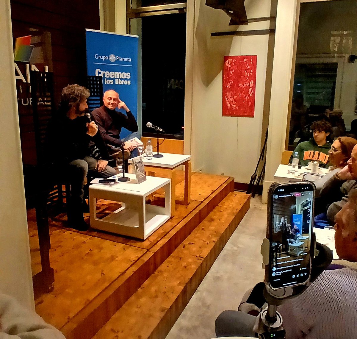 juanfravilches's tweet photo. 📖 Presentación del libro "El Doctor Alvarez contra los All Blacks", en Dain Usina Cultural

Su autor, @ivannoble, dialogó con @jbecerra2012 y el público presente sobre esta novela, biografía familiar, elegía, o como él mismo la definió: "un brindis con mi viejo" https://t.co/JX7Y5Glf09