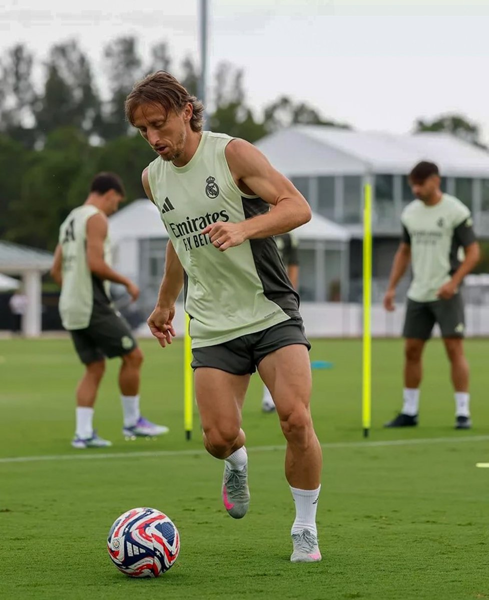 MagicOfMadrid's tweet photo. Modrić in training today⚪️🔥
#Modric #RealMadrid #RMTraining https://t.co/iK1s7kjEkz