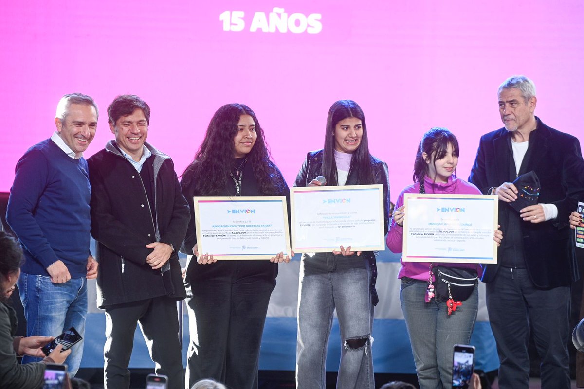 larroqueandres's tweet photo. Envión es comunidad y oportunidades para más de 73.000 jóvenes bonaerenses. 

En Avellaneda, junto al gobernador @Kicillofok y el intendente @jorgeferraresi y más de 4.000 chicos festejamos los 15 años de historia del programa Envión.

Desde que asumimos la gestión, por decisión del Gobernador, duplicamos las sedes y los jóvenes incluidos en esta política pública, además implementamos el Fortalecer Envión que nos permite mejorar la condiciones donde la juventud se capacita y puede encontrarse para desarrollar todo su potencial.

Frente a un Gobierno nacional que le da la espalda a la juventud, en la Provincia elegimos inculcar los valores de la solidaridad y empatía porque la verdadera libertad es poder integrarse con la comunidad.

Felicitaciones a todos y todas, aguante Envión 💪