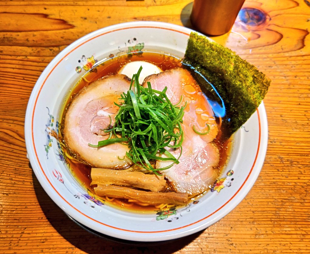 中華そば一楽🍜栃木小山

醤油一楽

火曜夜の部
気まぐれメニュー狙いも夜の部はなかったー😅
気を取り直しこちらを
一楽乗せはお約束〜
ご馳走様でした