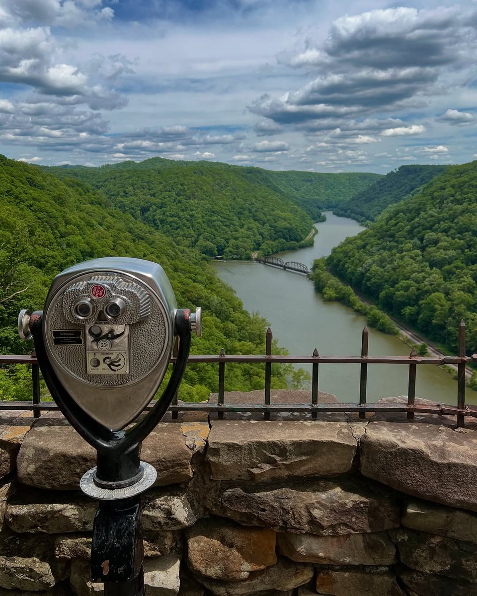 If y'all recognize this WV overlook, let us know in the comments! 👇

📍: ???
📸: instagram.com/adventures_are…