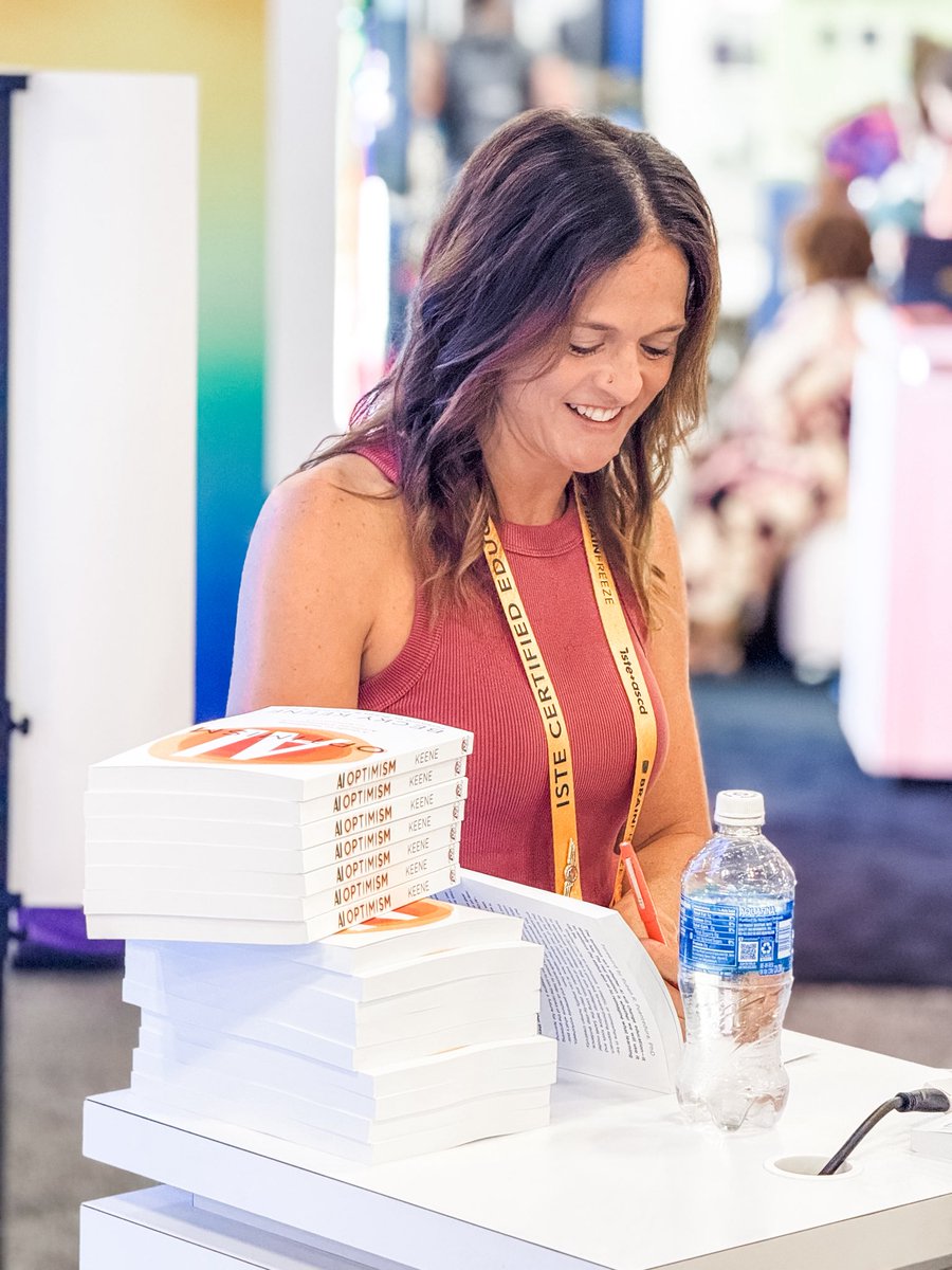 Thank you <a href="/GetSchoolAI/">SchoolAI</a> for the amazing gift to educators at #ISTELive today - giving away 50 free signed copies of #AIOptimism was the best way to end the conference! 👏🏽