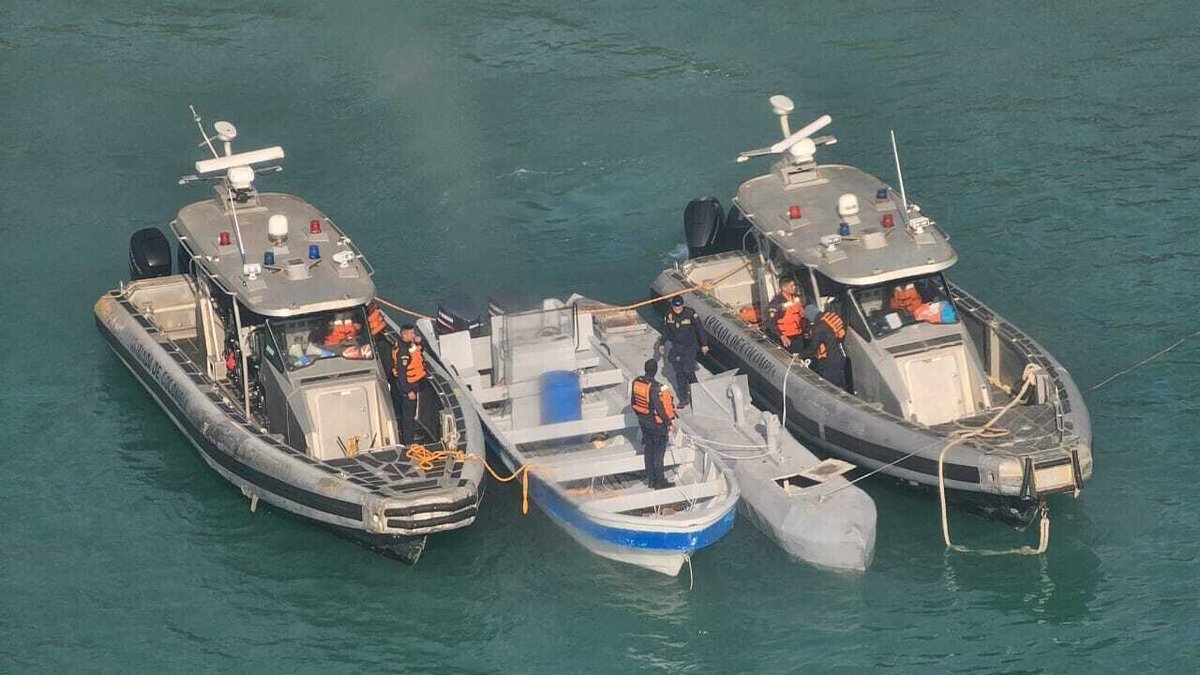 France24_en's tweet photo. Colombia seizes first unmanned narco-submarine with Starlink antenna
➡️ https://t.co/y3x5QZrmsZ https://t.co/0lQUJhidjZ