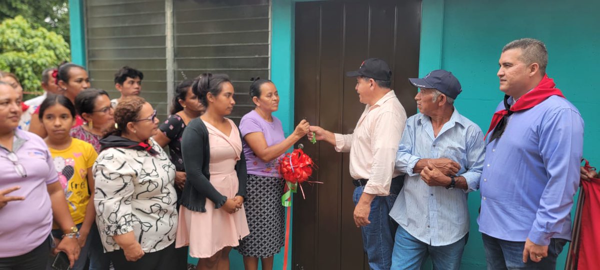 En la Colonia Los Laureles, municipio de #NuevaGuinea, en homenaje a nuestros Héroes de la Insurrección, el Buen Gobierno Sandinista, a través de la Alcaldía del Poder Ciudadano y el INVUR, realizó con alegría la inauguración de 5 Viviendas Dignas y Solidarias.
