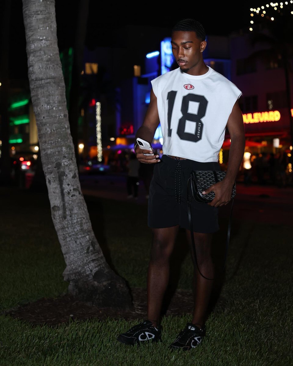 MJTHAFLYEST's tweet photo. 96 hours inna yamssss🍠 #miami #cityboy #thangyaaa https://t.co/DB67jXUlQr