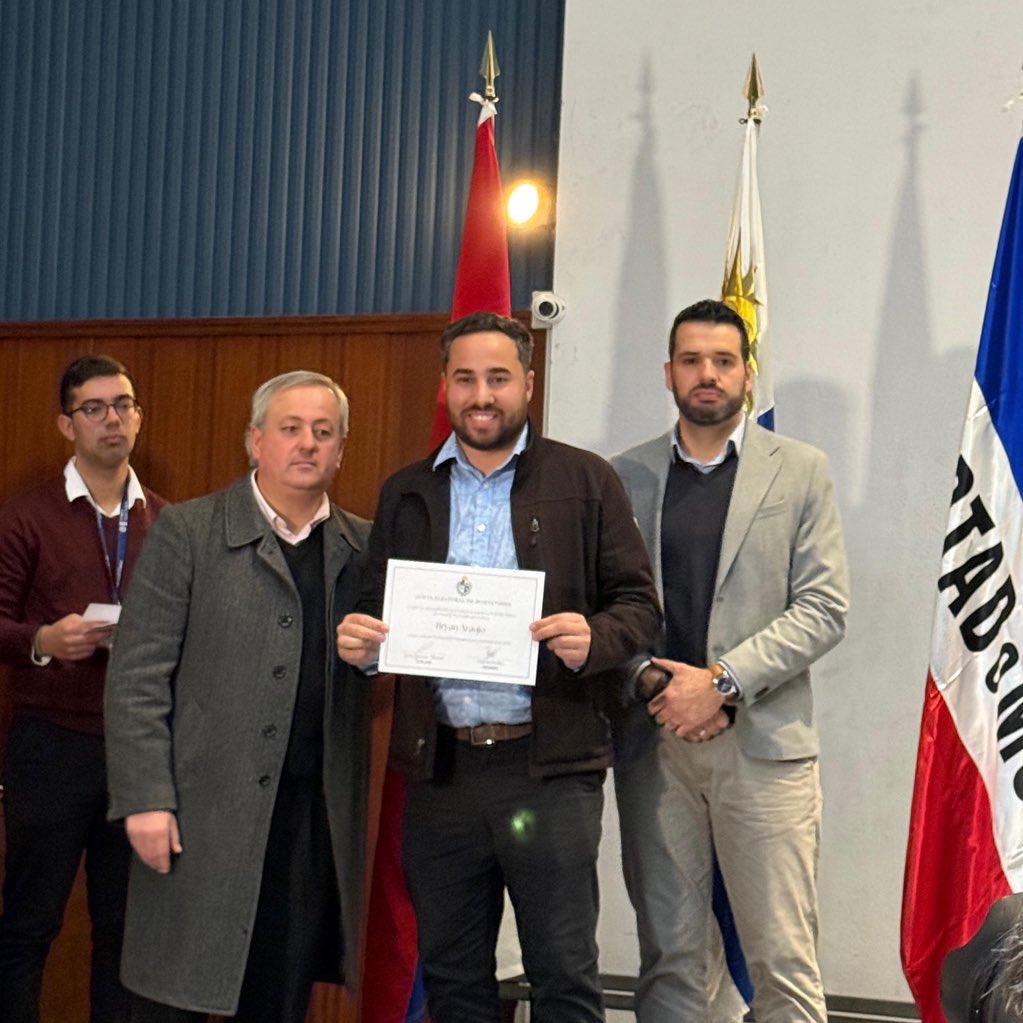 Ayer se proclamó a <a href="/FrancoCanti/">Franco Canti</a> como Edil y a <a href="/BryanAraujoOk/">Bryan Araujo Blanco</a> como Concejal Municipal. 

Nos llena de orgullo ver a jóvenes comprometidos asumir cargos de responsabilidad 🙌

Con convicción, trabajo y juventud, ¡así se construye el cambio!