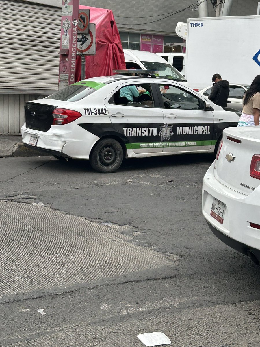 Cinathret's tweet photo. El tránsito, un verdadero desorden, pero los polis de #vialidad comiendo y chateando bien a gusto @GobNau #TransitoCDMX #Edomex #naucalpan https://t.co/jOlJbQ5WBj