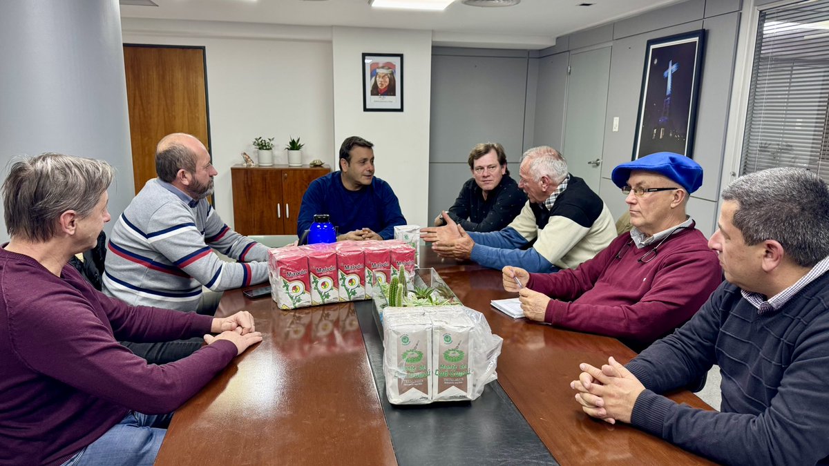 herrerayflia's tweet photo. Hoy me reuní con productores yerbateros y madereros de San Vicente y de la cooperativa de Hipólito Yrigoyen.
Los escuché para coordinar estrategias que nos permitan encontrar soluciones al sector.
🤝El diálogo directo es clave para seguir construyendo respuestas junto a quienes producen en nuestra tierra.
#MisionesProductiva #OscarHerreraAhuad
