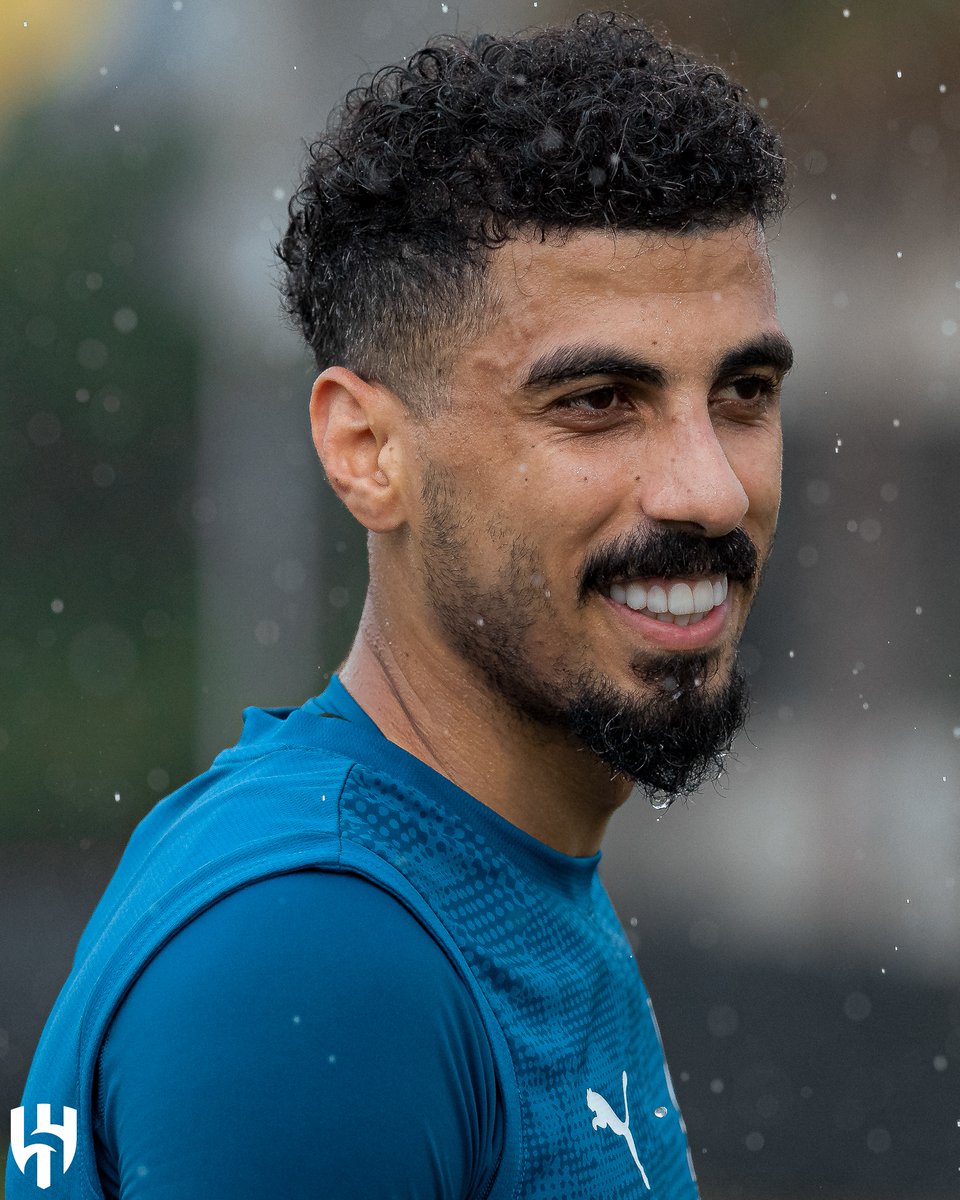 #الهلال⁩ تحت زخـات المطـر في "أورلاندو" 🌧️💙