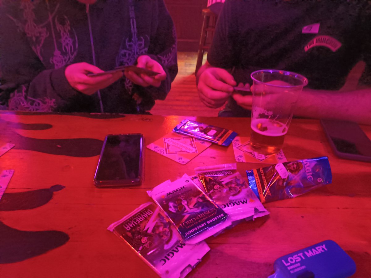 Kiwion's tweet image. I GOT TO SEE @timminchin and then I took my friends to a pub but like I also carry jumpstart packs with me I&apos;ll always buy a few boosties if they&apos;re going but like

   I love cards 
Teaching my old uni friends how to play magic wasn&apos;t on my itinerary but here we are