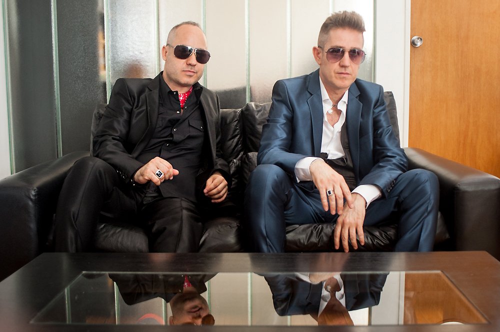 "Viento del sur en la ciudad"...
#MACH 🏢🏤🏬 #Viento
@machenvivo #MACHViento #photoshoot 
<a href="/mchampagna/">Mariano Champagna</a> @aníbalchampagna  

🔉Que tengan una excelente semana!! ❤💪🏻😎 

Ⓜ️ #difundí #comparti 🎶😉 

🥶 Viví este invierno escuchando MACH  🎧🎵👇🏻
linktr.ee/mach_