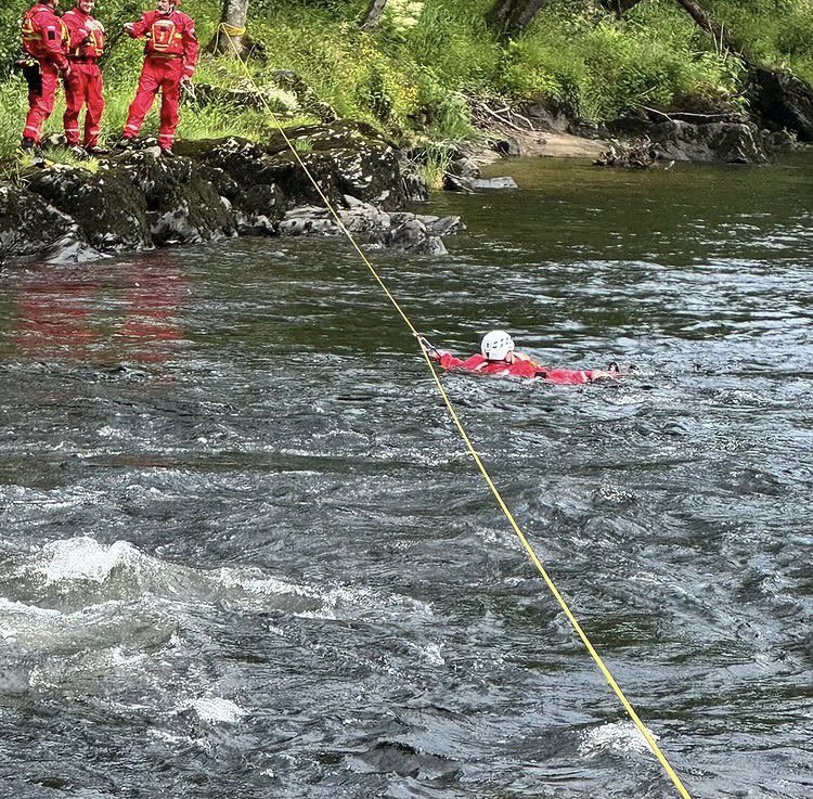 arranMRT's tweet image. Swift Water Rescue Training
June 25
Team members recently completed the Rescue 3 Europe Swiftwater and Flood First Responder course with Water Rescue Scotland.
#Volunteers #ScottishMR #Arran #IsleOfArran
#StJohnScotland #PoliceScotland