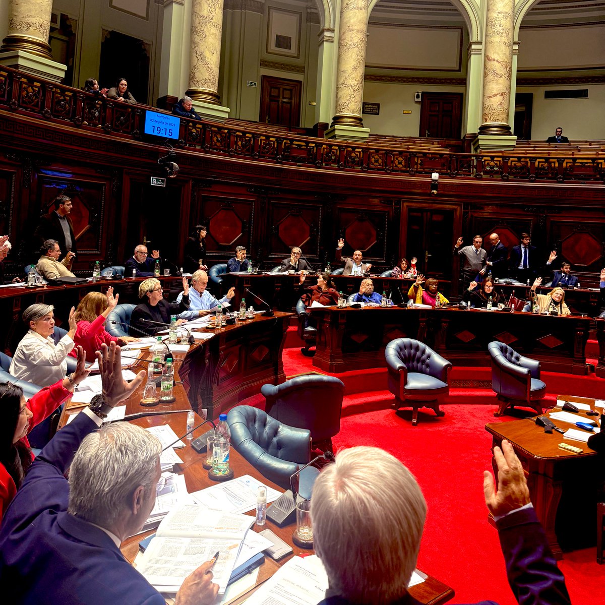 La Cámara de Senadores acaba de aprobar el proyecto de ley de Caja de Profesionales, con el apoyo de todos los partidos políticos. 

Finalmente, se logró un acuerdo en el que se repartirá equitativamente en un 50% el aporte realizado por la sociedad en su conjunto, a través de