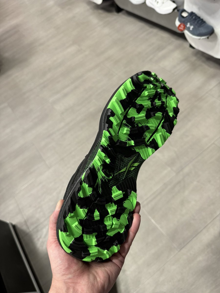 YetiOnAUnicycle's tweet image. Since when did @Razer and @Reebok do a collab whaaat?? 

#unreleased #newcollab #collab #newskin