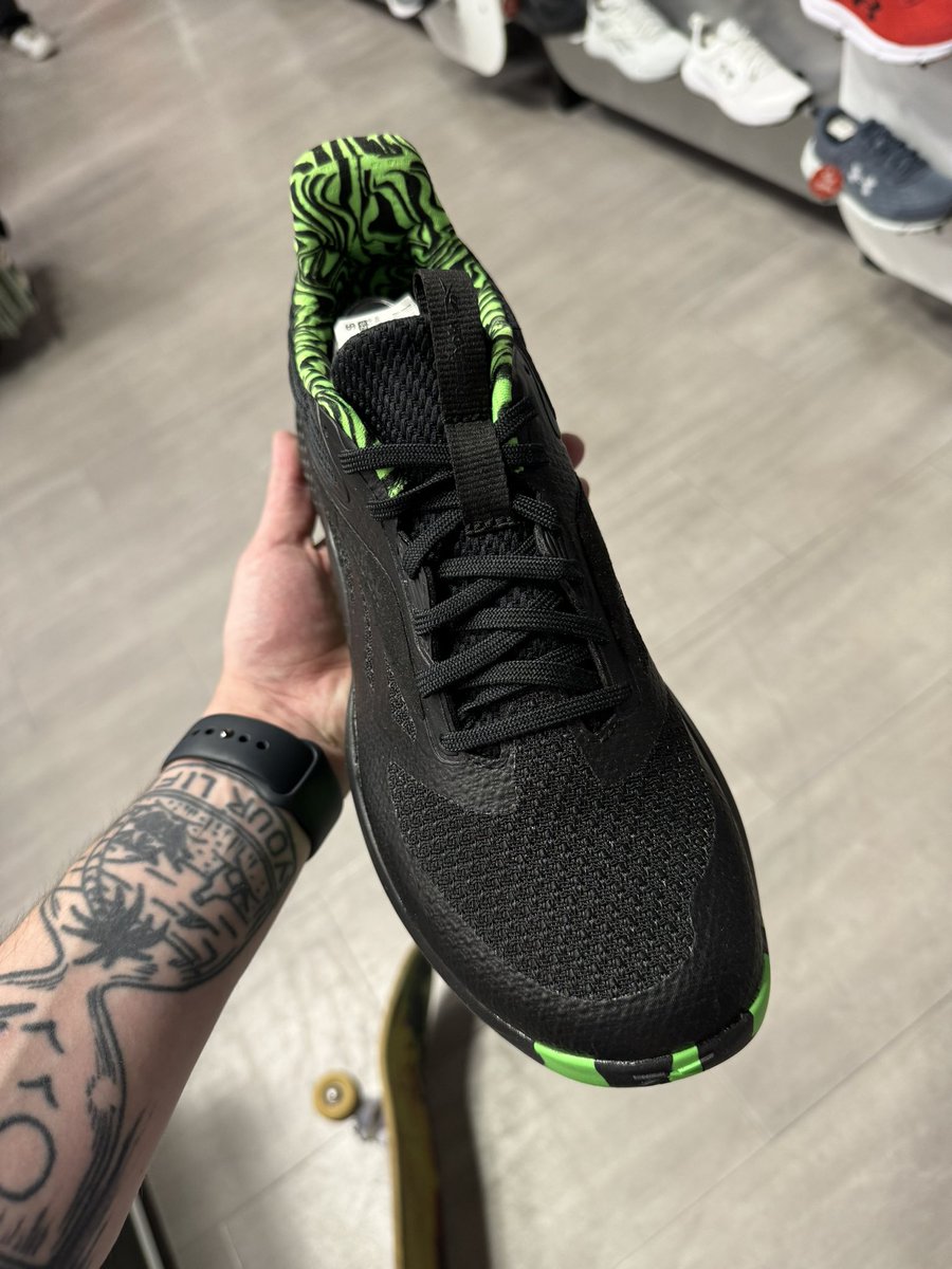 YetiOnAUnicycle's tweet image. Since when did @Razer and @Reebok do a collab whaaat?? 

#unreleased #newcollab #collab #newskin