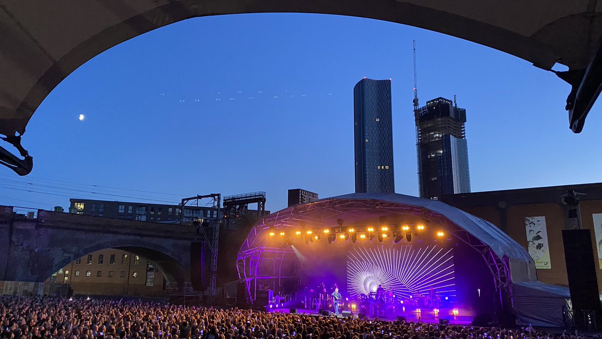 sarahernill's tweet photo. @Elbow @peterajobson @slowreadersclub Thanks for serenading us on such a beautiful evening ❤️ ps can anyone explain the strange rows of dots in the night sky? Aliens? Zoom in https://t.co/CBCNOj1Asu