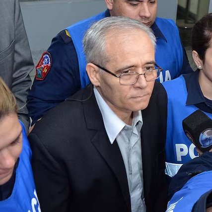 Hoy la Justicia tiene DETENIDAS a 5 personas por TIRAR CACA en la puerta de la casa de Jose Luis Espert / Hoy la justicia libero a un tipo que abuso sexualmente a siete menores en un seminario.

Fin.