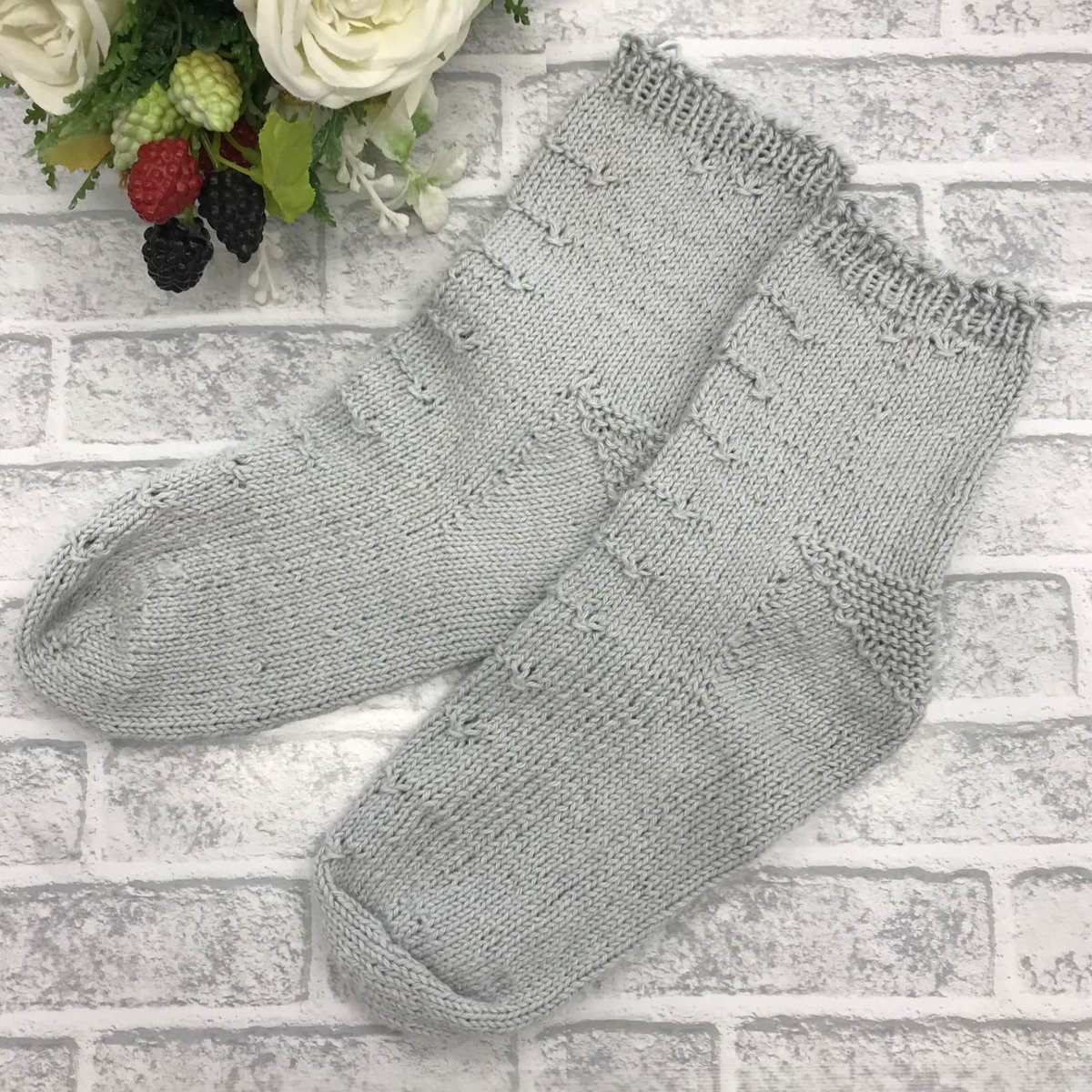 【障害者ブランド・ココリティ】全盲のU作　ソックス　「ニットソックス（ライトグレー）」

全盲のU作による手編みニットソックス（ライトグレー）は、丁寧な仕上がりで温かさと快適さを提供。ユニークなデザインと障害者ブランド「ココリティ」の想いが込められ、特別感と優しさが魅力です￥1,200