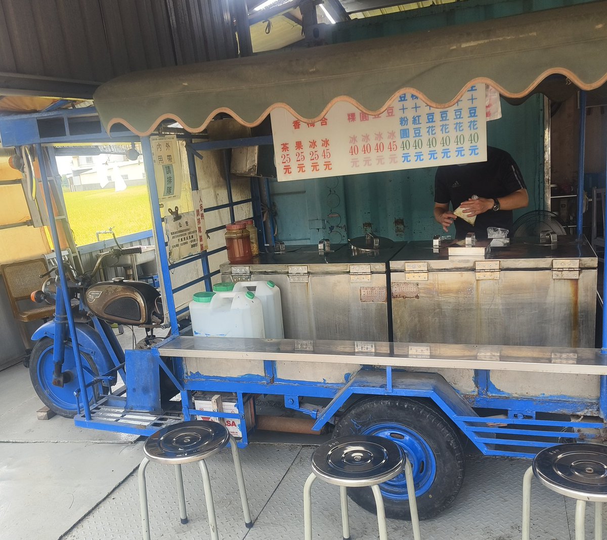 肉要吃肥的  女人要找肉的

喜歡骨頭的    那是 ......狗

這碗魷魚羹  顛覆了我對物價的認知

不過    好吃  對的起這價格