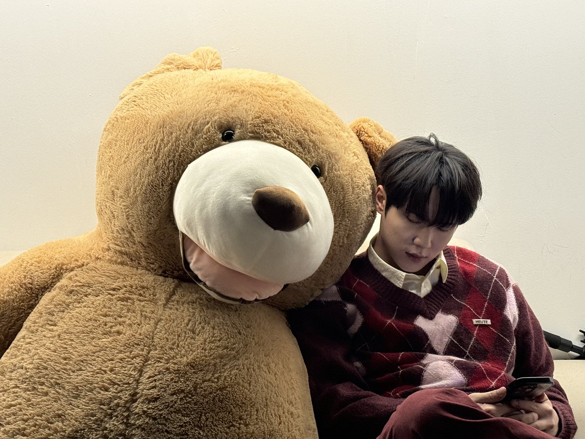 [#용하] 형이 기댈수있게 
곰돌이가 되고 싶네요 
생일 축해요 형 🎂