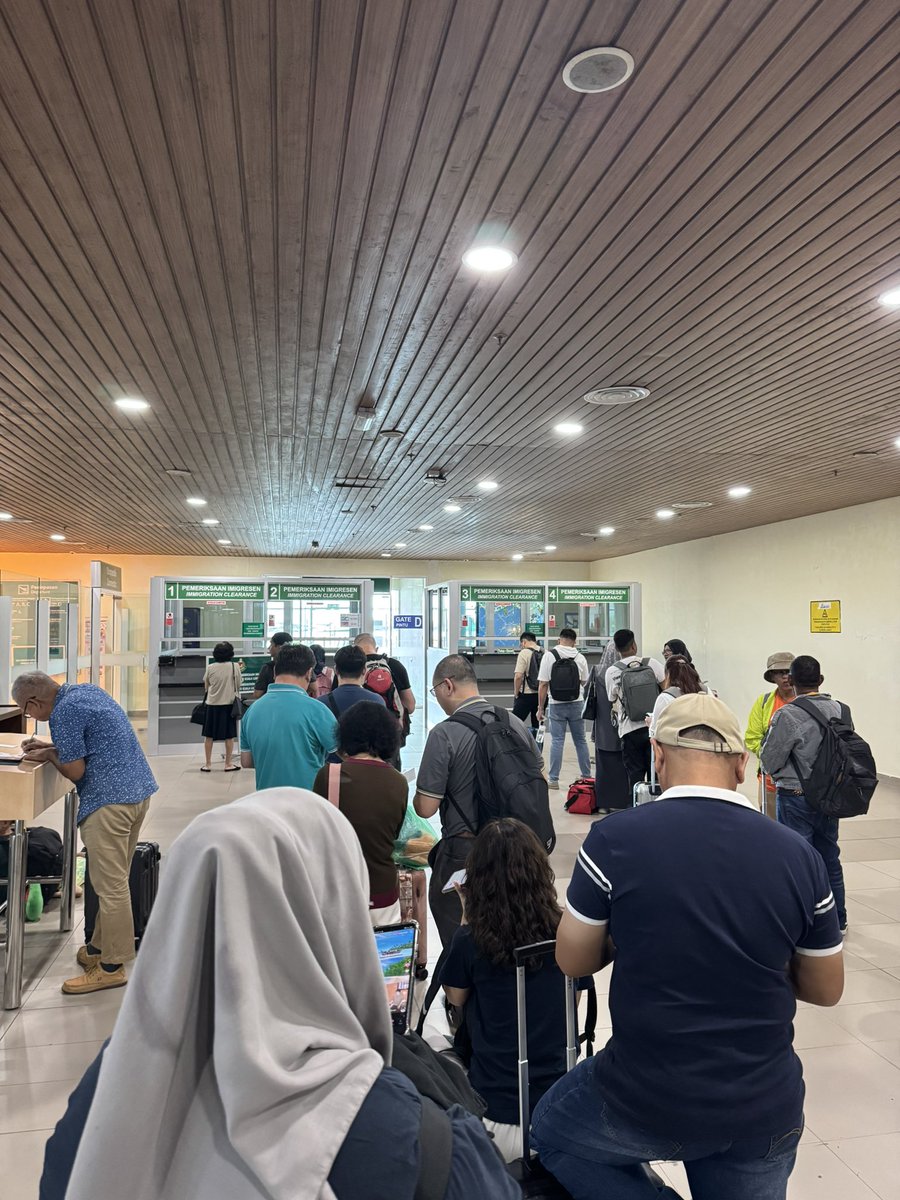 Shaiful Hazizy Zainol Abidin π²πΎπ΅πΈ (@shaifulhazizy) on Twitter photo Kaunter <a href="/imigresenmy/">Imigresen Malaysia</a> kosong di Airport Sandakan, dah setengah jam, katanya sedang berehat minum kopi, harap Menteri dalam Negeri ambik tindakan segera <a href="/saifnasution/">Saifuddin Nasution Ismail</a> Kaunter <a href="/imigresenmy/">Imigresen Malaysia</a> kosong di Airport Sandakan, dah setengah jam, katanya sedang berehat minum kopi, harap Menteri dalam Negeri ambik tindakan segera <a href="/saifnasution/">Saifuddin Nasution Ismail</a>