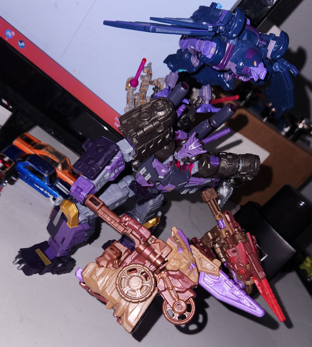 Korrupted_Judge's tweet image. Is there such a thing as "Too many attachments?" Probably. BUT! I'm not there yet.

#Transformers #Tarn #Filch #TransformersLegacy #Hasbro #Bouldercrash #Geocron #InfernacUniverse #Starraider