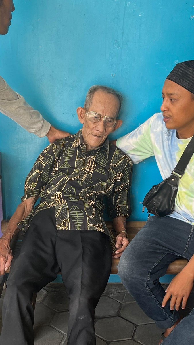 merapi_uncover's tweet photo. info min…..ditemukan seorang bapak2 yang tidak membawa kartu identitas, bapak ini lagi jalan kaki, kemudian lemas, lalu ditolonng warga sekitar, bapak ini kesulitan menjawab ketika ditanya alamat, hanya bilang di bintaran. lokasi saat ini ada di Jl. Sorogenen, sorosutan, umbulharjo, didepan JNE yogyakarta. barangkali ada yang mengenali bapak ini

(Jaka_novriansyah)