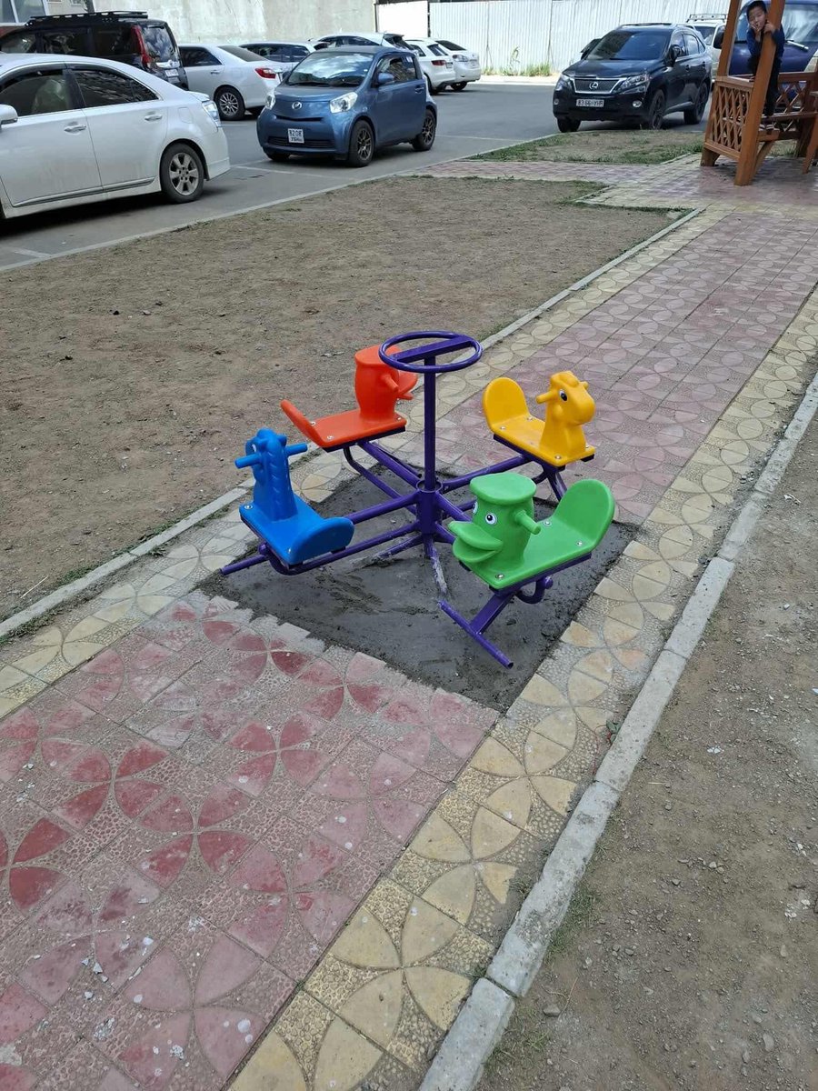 Энэ замаар явж байгаа хүн нэг талаас нь суугаад эргээд нөгөө талдаа бууна шүү гэнээ