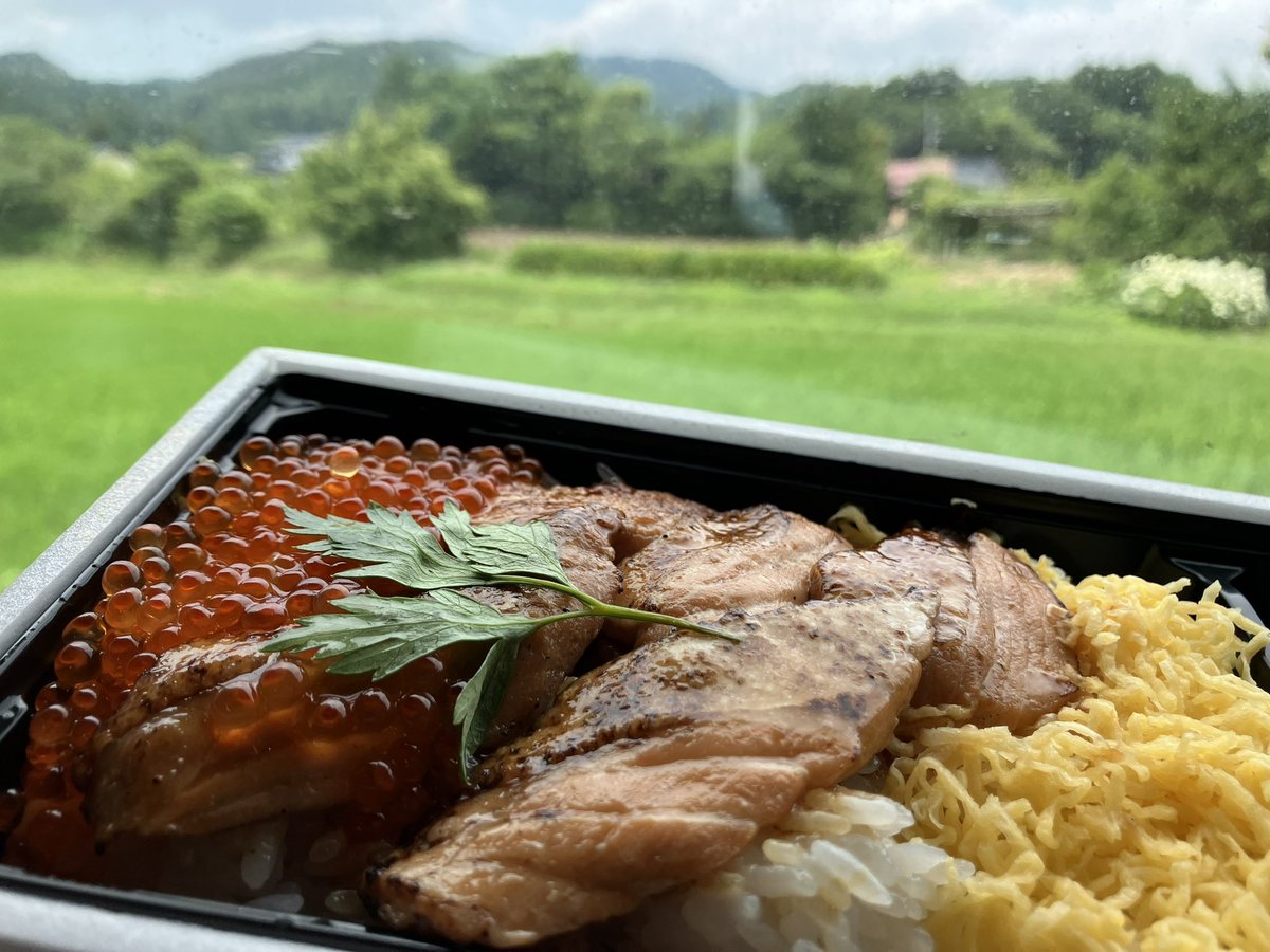 うまい

鮭（？）とイクラみたいな何かの卵がよく合う