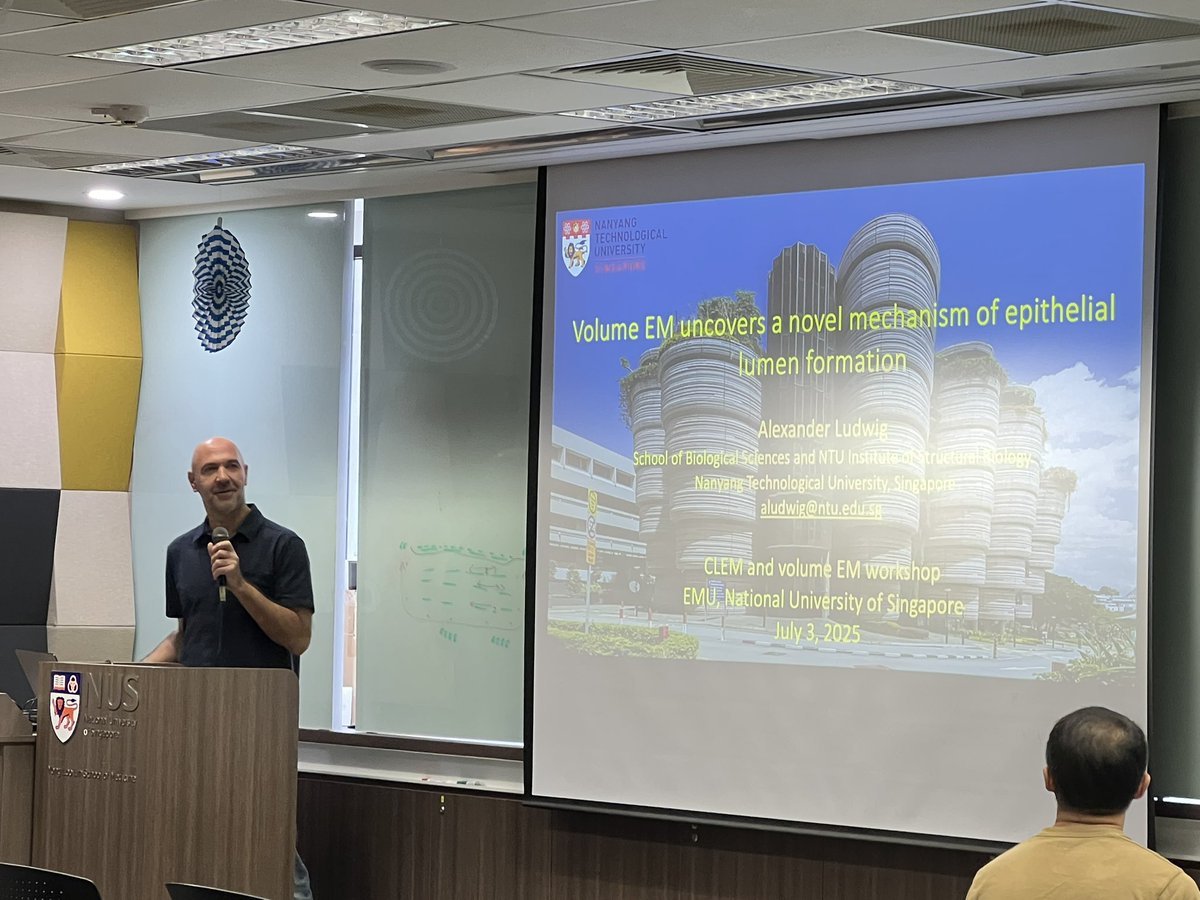emu_nus's tweet photo. Insightful talks from Dr Hang Jingwen and Dr Alexander Ludwig, from NTU, on the use of vEM techniques for their research. https://t.co/FpdgKqUNgF