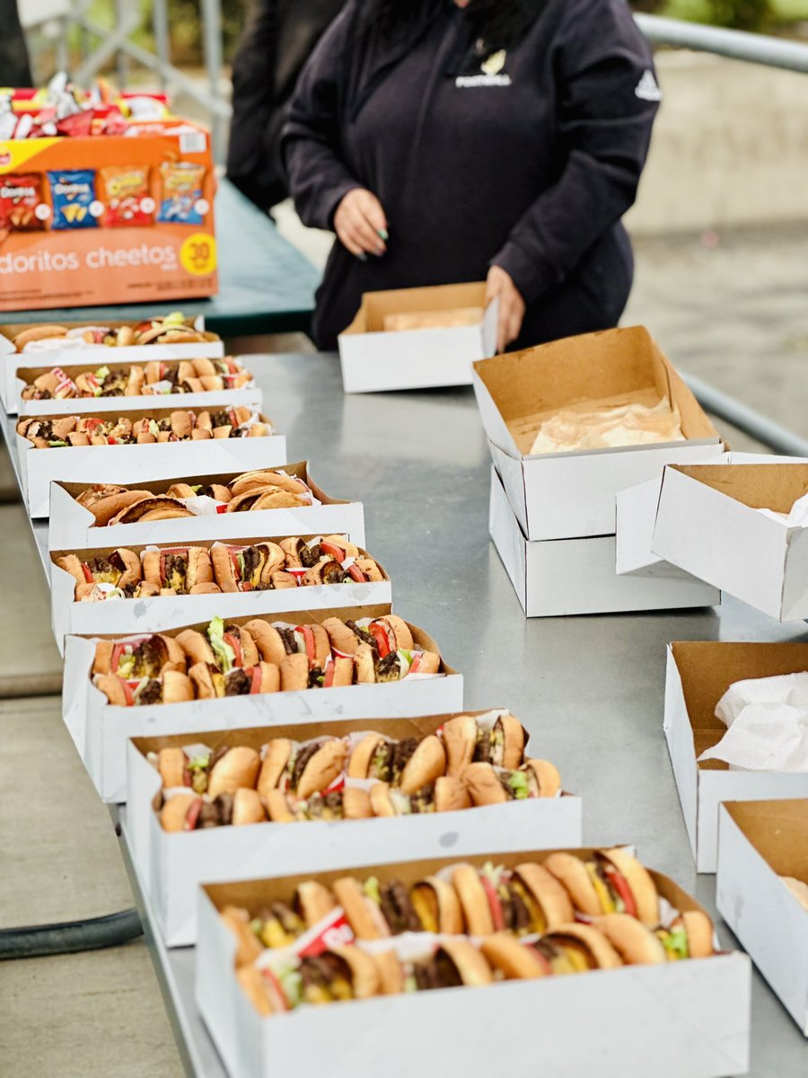 SeraphFootBall's tweet image. This is how Seraphs do it! 💪🏽🔥 Nothing hits like In-N-Out after grinding on the field. Our athletes earned it after a big day of practice! 🙏🏻🍔🏈 #GoSeraphs #FootballLife #EarnedNotGiven #BROTHERHOOD