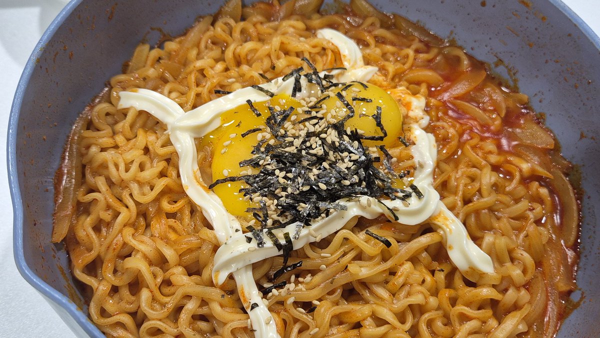 어제는 치킨이랑 지락실에 나온 최재영 작가 불닭 먹었으며