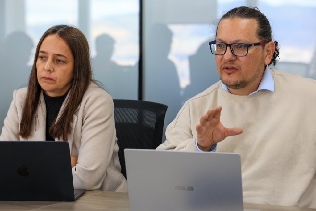 FIANColombia's tweet photo. #PoderPopularAlimentario
#DerechoAlaAlimentación
📣 Hoy, la Comisión de Seguimiento DHANA se reunió con el Ministro de la Igualdad y Equidad @Anthon_Manyoma y su equipo de trabajo, para presentar el proyecto de Ley Estatutaria en el que diversas organizaciones de la sociedad civil y la academia, sin conflicto de interés, han trabajado para garantizar el derecho humano a la alimentación y la soberanía alimentaria.
📝En la reunión se acordó una ruta de trabajo que permita avanzar en la definición del contenido de este derecho y en el establecimiento de un marco normativo para su garantía progresiva y efectiva, como lo indica el Acto legislativo 01 de 2025, el cual modifica el artículo 65 de la Constitución Política.
@MinIgualdad_Col
@FAO_Colombia
@FIANista
@eduardsarmiento