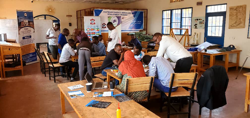 Empowering Rwanda's leather sector! 🇷🇼
ALLPI &amp; ITC have launched a specialized footwear design training for local SMEs in Kigali. #Rwanda #Leather #MadeInRwanda #SMEdevelopment