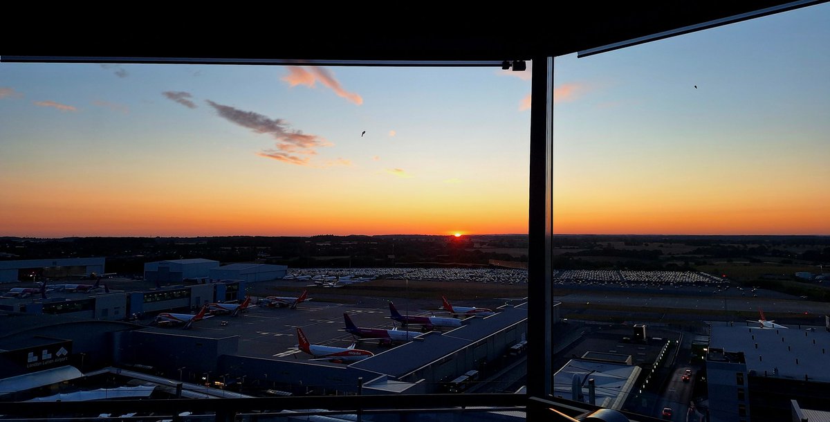 Getting to watch the sunrise at <a href="/LDNLutonAirport/">London Luton Airport</a> <a href="/NATS/">NATS</a> super geekily excited by the noctilucent clouds 😍