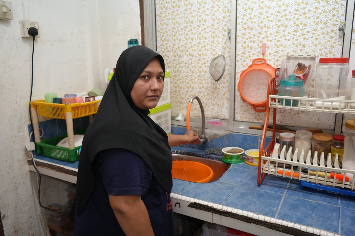 ECHO_Asia's tweet image. Amina is among many Rohingya refugees who fled violence in Myanmar, hoping for a better and safer life in Malaysia.
Having no legal permit to work, she lives hand to mouth. @UNmigration's cash support helps Amina pay her rent.
With 🇪🇺 funding.