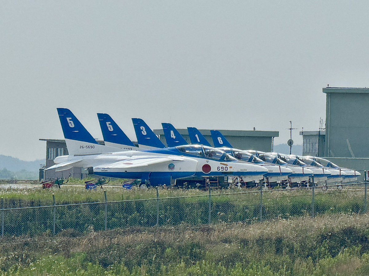 北海道から10日程車中泊で東北旅行中。
ブルーインパルスが3日午後から基地上空で練習するみたいなので来てみました！
並び順バラバラだし5番機が2機だし、こういうのはやっぱり松島でしかお目にかかれないよなぁ
#ブルーインパルス
#松島基地
#航空自衛隊