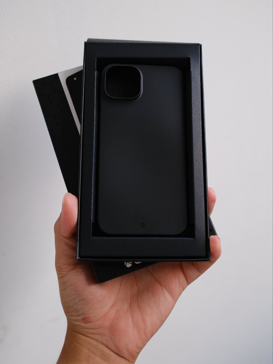 bhaguz_403's tweet photo. Habis bongkar lemari eh ketemu case ini. 
Jual aja deh! 😎

Dijual Caudabe Veil warna Black kondisi new. 
Untuk iPhone 13 atau iPhone 14. 
Desain minimalis super tipis banget. Jarang ada yg pake di 🇮🇩 nih.

Harga 200 rb belum ongkir. Minat cuss DM alamat ya. Bantu share gaes thank you. 🙏🏼