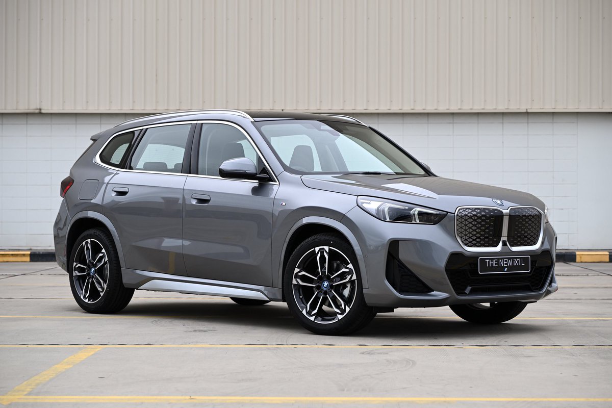 spin9's tweet photo. BMW Thailand เปิดตัว BMW iX1 L ไฟฟ้าล้วน ฐานล้อยาว ในรหัส iX1 eDrive20 L ในไทย เปิดราคา 2,499,000 บาท

BMW iX1 eDrive20 L ฐานล้อยาวกว่า X1 รุ่นปกติ 11 เซนติเมตรใช้มอเตอร์ไฟฟ้าเดี่ยว ขับเคลื่อนล้อหน้า 204 แรงม้า 250 นิวตันเมตร ขนาดแบตเตอรี่ 66.5 kWh ระยะทางวิ่งไฟฟ้า 402 กิโลเมตร (WLTP)

นอกจากนี้ ยังทำการปรับราคา BMW X1 sDrive20i M Sport รุ่นเครื่องยนต์เบนซิน ลงจาก 2.619 ล้านบาท เหลือ 2.399 ล้านบาทด้วย