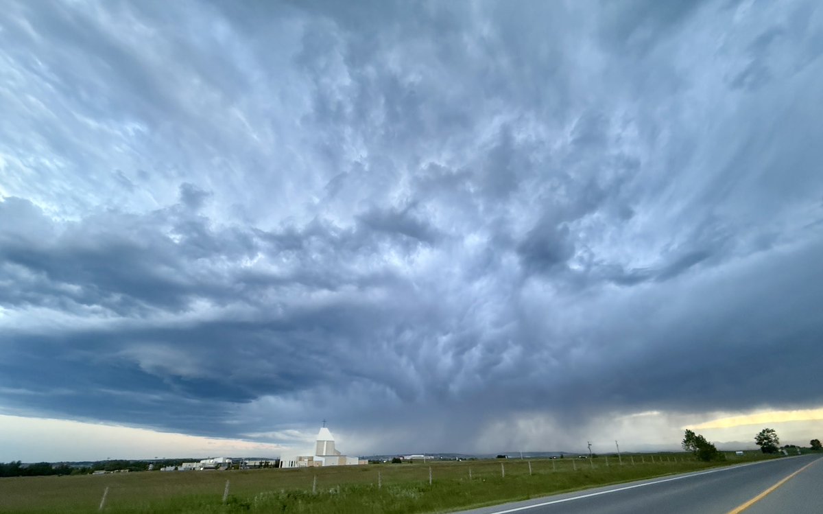 Clgb's tweet photo. Here she comes Okotoks! And heading towards Calgary. #abstorm #okotoks #hail #yyc #ShareYourWeather @GlobalCalgary @CTVCalgary https://t.co/H0G5i3lwYR