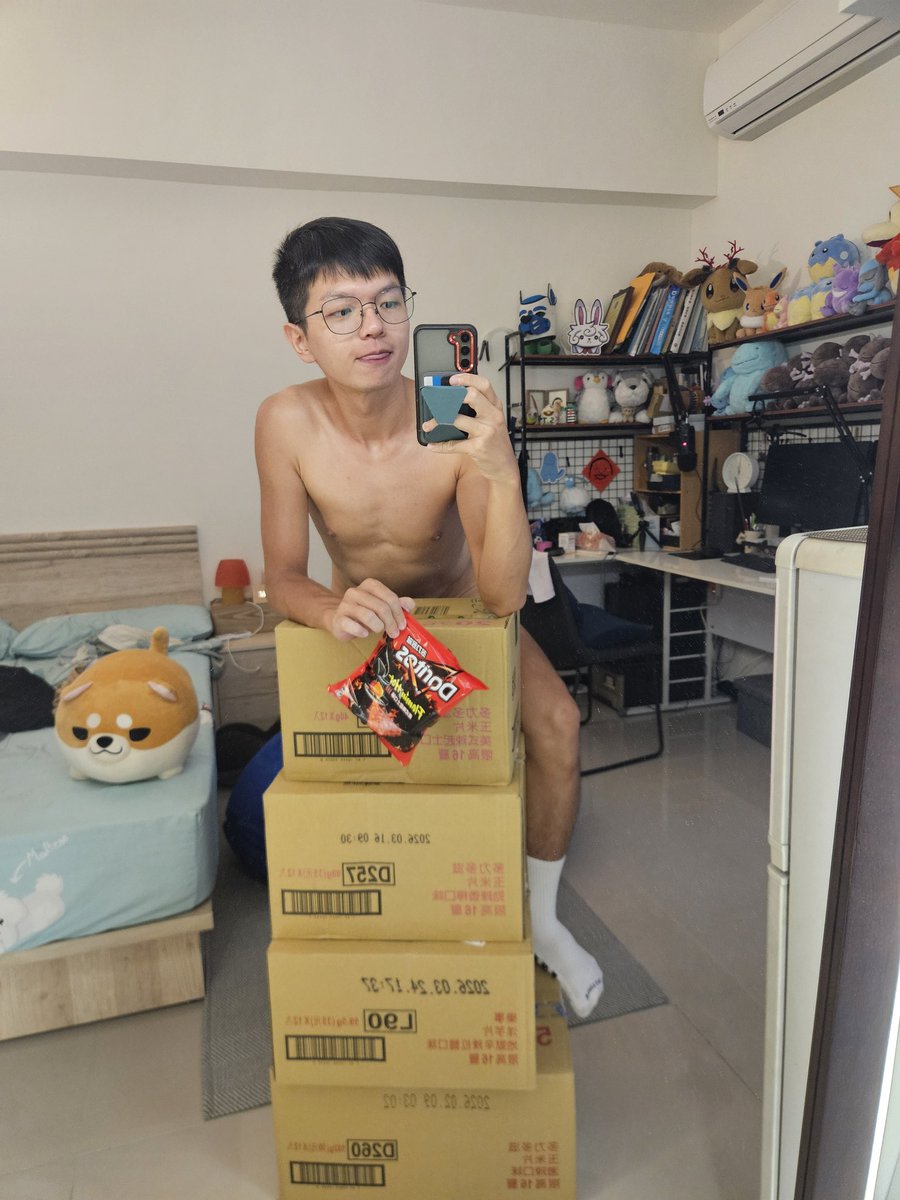 我本來以為他說的送一箱，是活動限定的四個口味湊成一箱。

結果……是各一箱……我現在是多力多滋富翁。:(´◦ω◦ `):

（更荒謬的是包裹室裡有另一疊一模一樣的包裹，所以這棟除了我還有一個為了免費多力多滋而拍影片的人存在。）