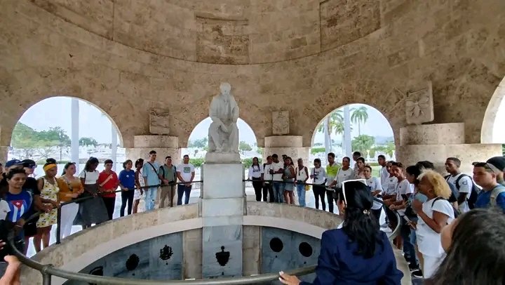 Jóvenes de la Empresa Nacional de Transporte Escolar visitan Santa Ifigenia.