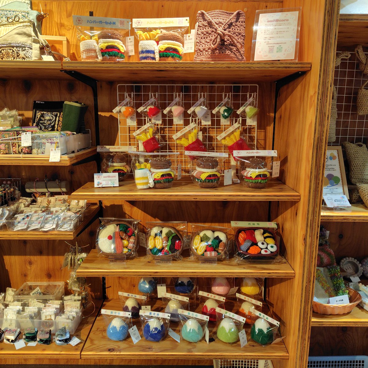 6263Aranami's tweet photo. 本日、岩瀬書店富久山店プラスゲオ様に納品してきました(^-^)
ディスプレイも変更しました(*^^*)
お近くにお立ち寄りの際は、ぜひご覧下さい(⁎ᴗ͈ˬᴗ͈⁎)

 #お弁当  #お寿司  #ハンバーグセット   #ポテト  #富士山  #バッグ  #あみぐるみ  #おままごと  #岩瀬書店富久山店 https://t.co/gCTYIWhLSn