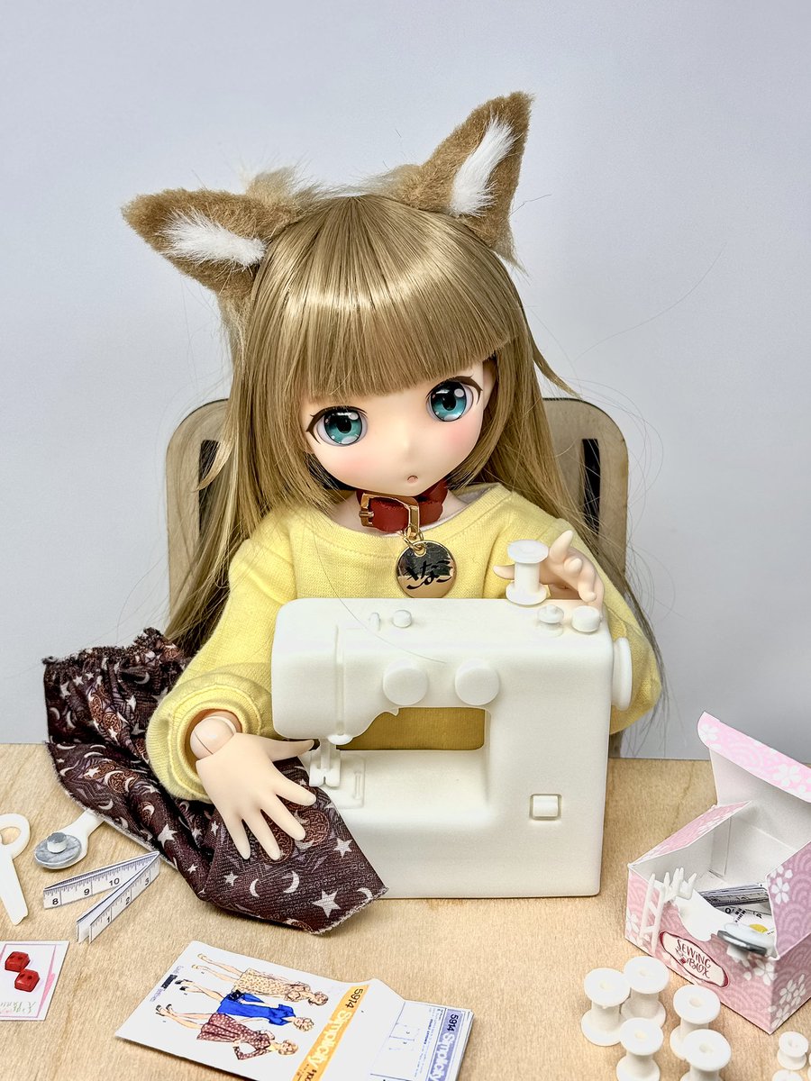 MimiBarnard's tweet photo. Kinako trying to work out how to use a sewing machine 🧵🪡📍😺
#kittyfun #dollbot #bjd #doll #dollhobby #chaos #funtimes #mischiefmakers #mischief #kawaii #animedoll #DOLLBOT
#DBCきなこ https://t.co/oGixz9FUi2