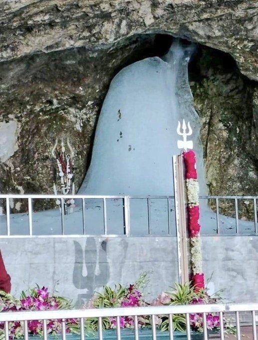 PoonambenMaadam's tweet photo. पवित्र अमरनाथ यात्रा के शुभारंभ पर बाबा बर्फानी के दर्शन को जाने वाले सभी तीर्थ यात्रियों और दर्शनाभिलाषियों को हार्दिक शुभकामनाएं। सभी की मंगलमय यात्रा के लिए कामना करती हूं।

जय बाबा अमरनाथ बर्फानी🙏🏻
#AmarnathYatra https://t.co/SKAttd0xDk