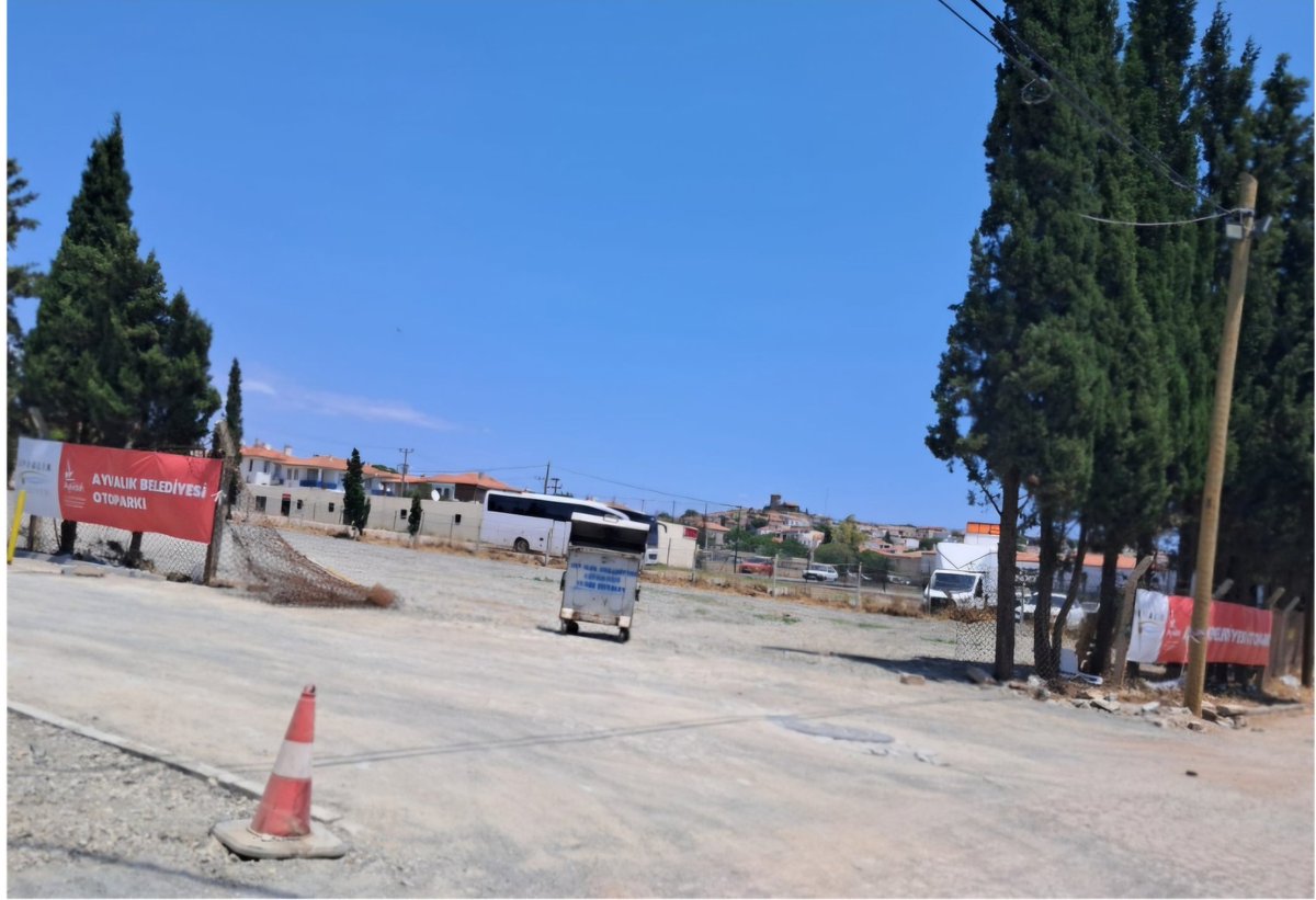 Lütfen olabildiğince yayalım. Sesimiz gür çıksın.
Belediye Meclisinden karar bile almadan, yangından mal kaçırır gibi, bu acele niye <a href="/AYVALIKBELEDIYE/">Ayvalık Belediyesi</a> ?
Tekrar soralım:
Ayvalık'ta otopark yapacak başka yer kalmadı mı?
Mezarlarımızdan ne istiyorsunuz?
Yaptığınızın Batı Trakya'da