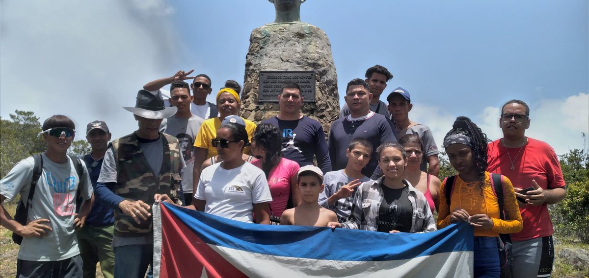 Escalan el Pico Real del Turquino jóvenes de la Empresa Nacional De Transporte Escolar.