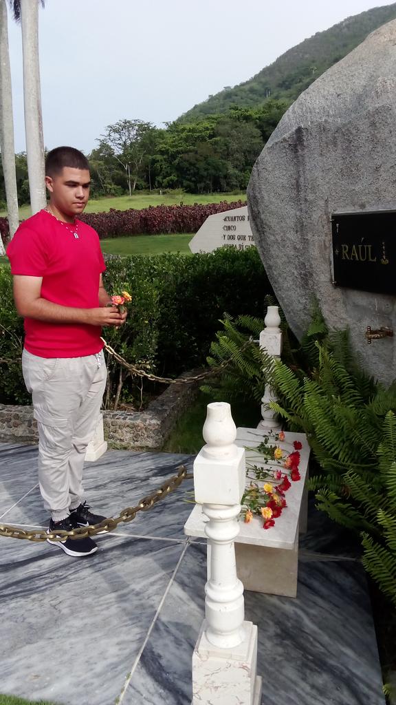 Jóvenes transportista de la Empresa Nacional de Transporte Escolar, rinden tributo a Vilma en el mausoleo del II Frente.
